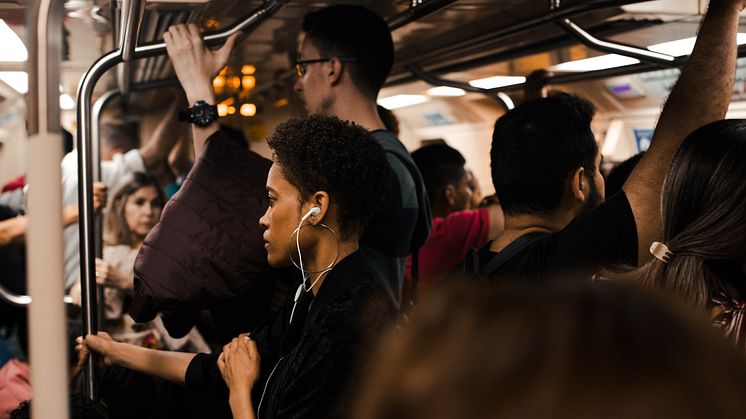 Resenärerna återvänder till kollektivtrafiken men har konkurrens av bilen och promenaden