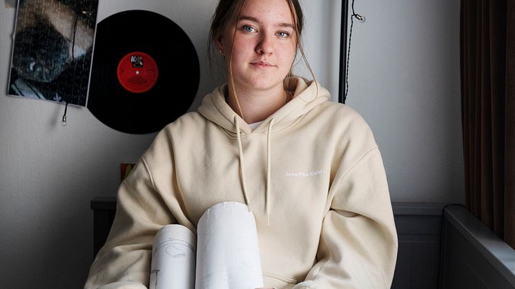 Dominika är en av 10 unga som porträtterats i utställningen.