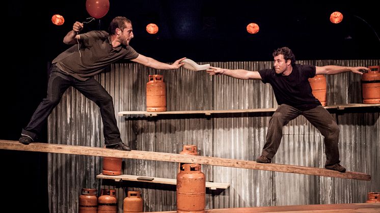 Artisterna i Cirque Inextremiste utmanar balansen