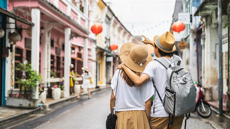 DEST_THAILAND_PHUKET-CITY_Young couple traveler walking at Phuket old town_GettyImages-1005222214_momondo_Within usage period_29459.jpg