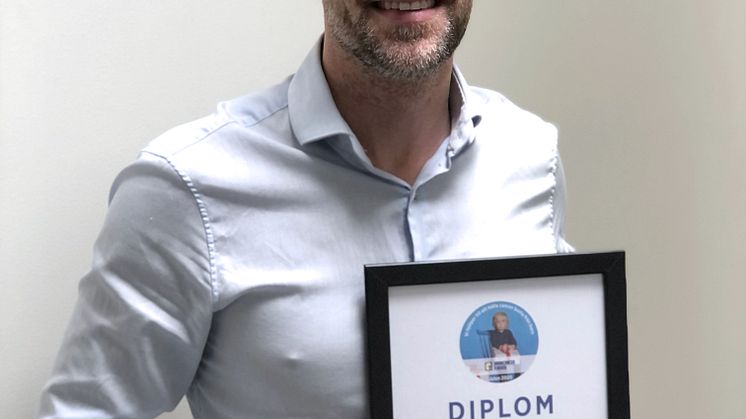 Karl Östlund, VD på SC Styling, med diplomet från insamlingen under Black Friday