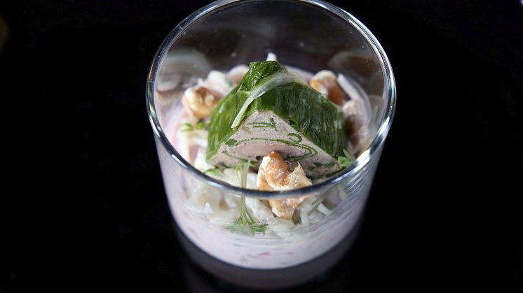 Vorspeise des 4-gängigen Dinners -  Wildterrine auf Preiselbeercreme und Waldorfsalat