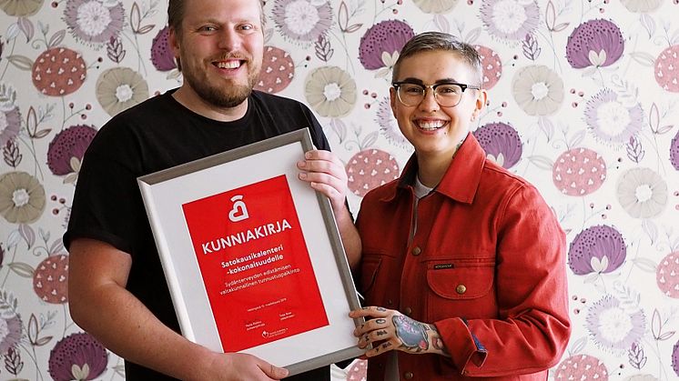 Satokausikalenterin Samuli Karjula ja Natalia Salmela riemuitsevat että suomalaiset ovat ottaneet Satokausi-ajattelun omakseen