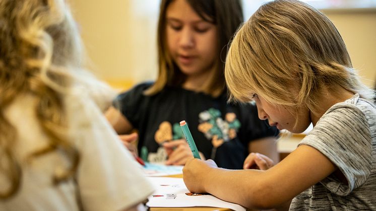 Skolstarten betyder ekonomiska utmaningar för många familjer, läxor ska läsas och barn och unga ska hitta meningsfulla fritidsaktiviteter. Foto: Jonas Nimmersjö