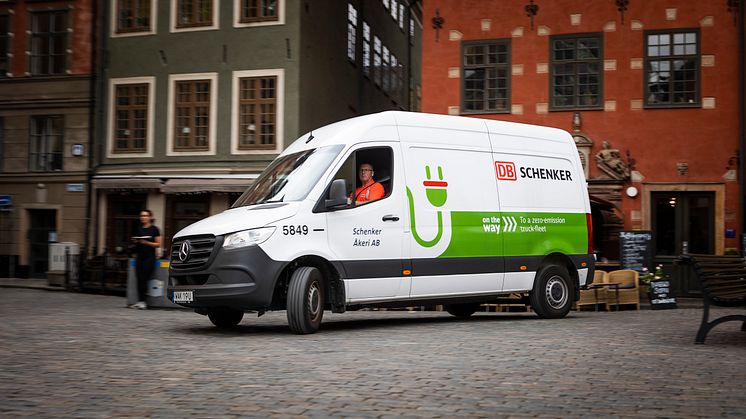 Schenker Åkeri satsar hårt på elektrifiering. Med en första leverans av 32 eldrivna eSprinter från Mercedes-Benz har företaget i ett slag elektrifierat 20 % av vagnparken.