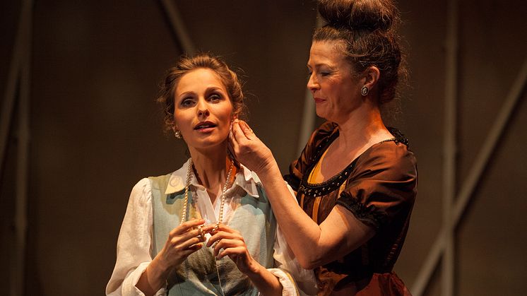 Faust 1 Anne-Kathrin Korf als Gretchen und Katja Axe als Marthe