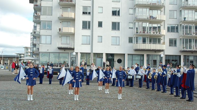 Orkester och drillflickor vid kryssningsanlöp