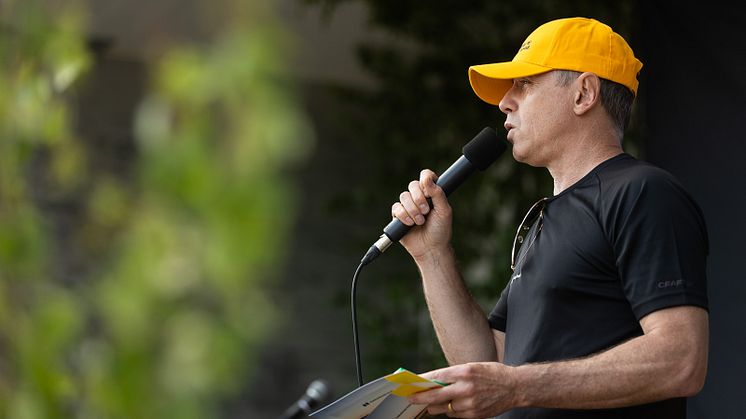 Peter Wesslau, vd Rabbalshede Kraft, håller invigningstal.