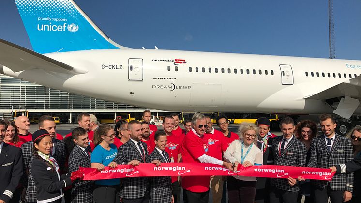 Norwegians koncernchef Bjørn Kjos klipper bandet inför första UNICEF-Dreamliner flygningen som går mot Jemen