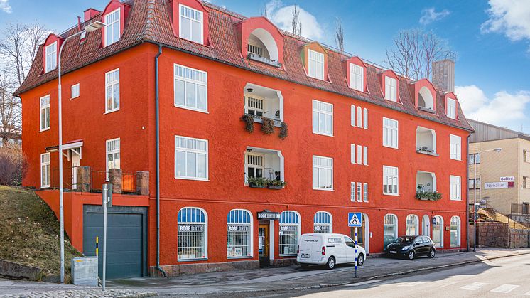 Fin bostadsfastighet i Ulricehamn och lager med egen kaj i Västervik