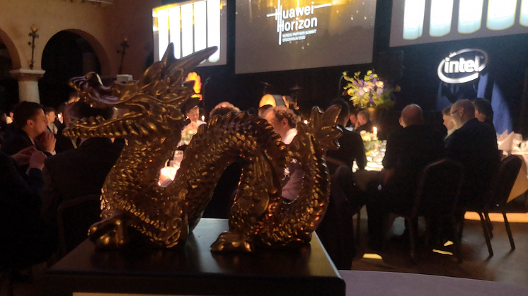 10 vinnare fick varsin Gulddrake vid Huawei Nordic Partner Summit Horizon 2020. (Foto: Anna. Idbrant/Huawei)