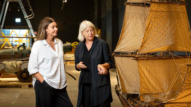 Utställningsproducent Jessica Rågholm och konservator Anna Billing-Wetterlundh inspekterar några av de 300 föremål som kommer att visas i utställningen. Foto: Kristin Lidell