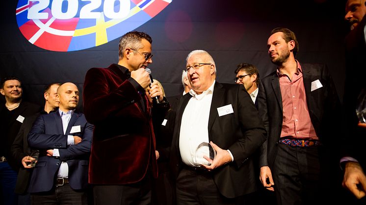 Gert Hansen, direktør hos REA Erhvervsbiler A/S med sin flotte pris i hånden.