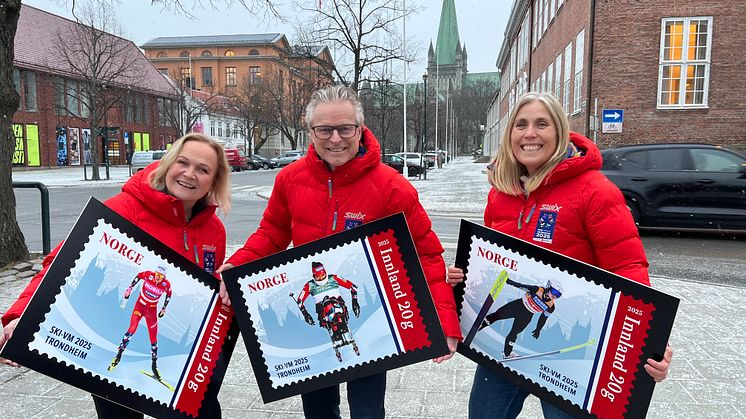 VM-KLART: Neste uke starter Ski-VM i Trondheim, men allerede nå vises frimerkene fram av (f.v) kommunikasjonssjef Gro Eide, VM-sjef Åge Skinstad og Ingvil Snøfugl, PR- og medieansvarlig i Ski-VM Trondheim 2025. Foto: Posten/Ski-VM Trondheim 2025