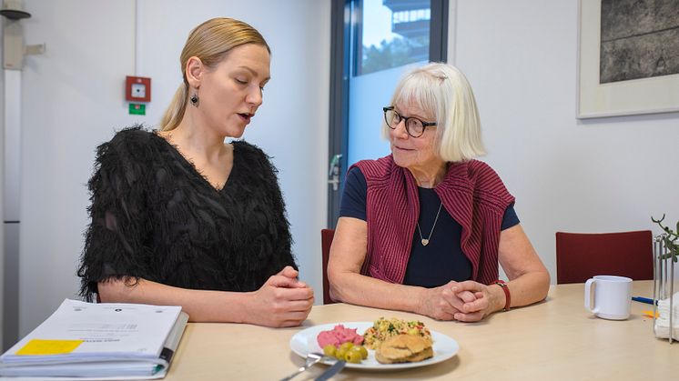   Dietist Anna Tellström går igenom medelhavskosten med deltagaren Inga Häger i pilotstudien. Foto: Mattias Pettersson.