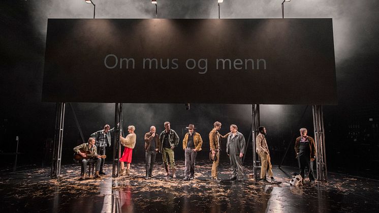 Eit filmlerret og videoprojeksjonar er sentralt i scenebildet i Om mus og menn. Foto: Erik Berg
