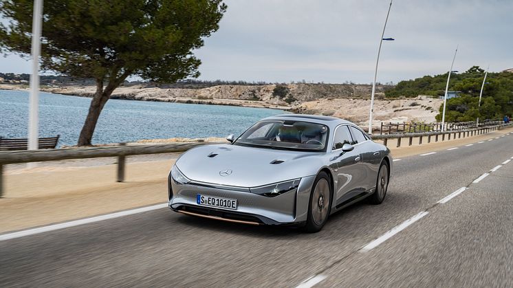 Mercedes-Benz VISION EQXX kördes 100 mil i verklig trafik på en laddning - i farter på upp till 140 km/tim. Förbrukningen blev extremt låga 0.87 kWh/mil.