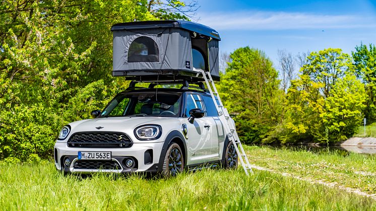 Hemestra i naturen med MINI: elektrifierade campingbilar med taktält