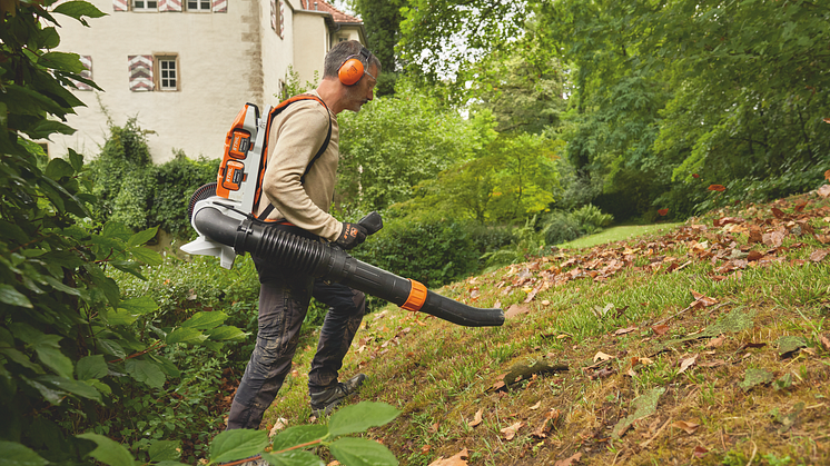 Innovatiivinen STIHL ADA 1000 -adapteri vaihtaa automaattisesti toiseen akkuun, ja sopii yhteen sekä reppulehtipuhaltimen että ruohonleikkurin kanssa.