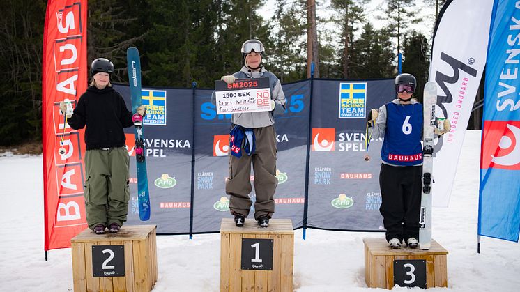 250410-SM-Kläppen-Rail-freeski-damer-senior-Foto-Daniel-Bernstål..jpg
