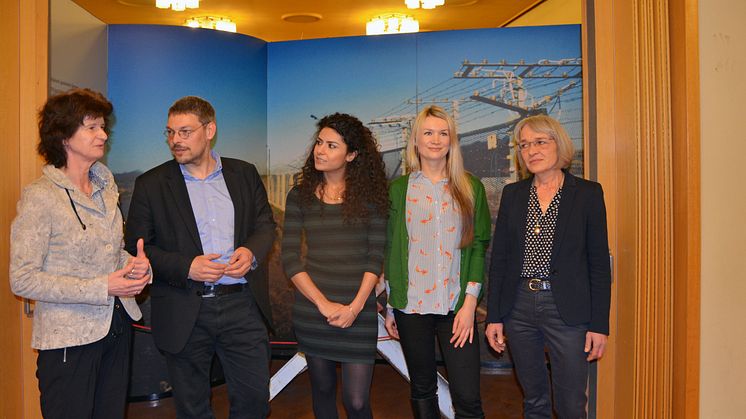 v.l.: Dr. Eva-Maria Stange, Tobias Hollitzer, Huda Alqaisi, Lilith Müller und Sonja Brogiato stellten das neue arabischsprachige Angebot vor