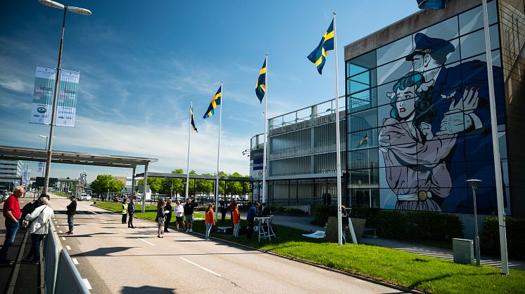 "Embrace for Landing”,av brittiska konstnären D*Face möter resenärer som kommer till Göteborg Landvetter Airport