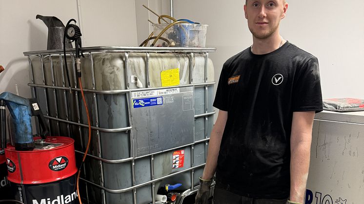 Emil på Dannevalls Servicecenter i oljerummet.