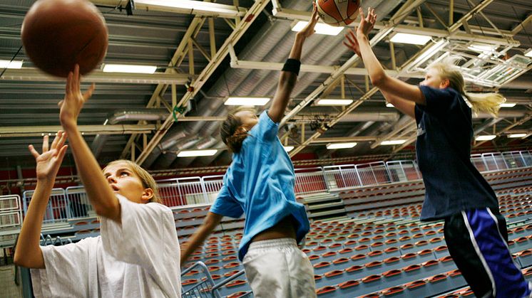 United Sisters Malmö & Malbas basketförening samarbetar för idrottstjejers självkänsla