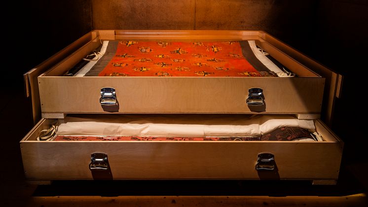 Reproduktioner av Paracastextiler på Världskulturmuseet lyfter frågor om makt och kulturarv