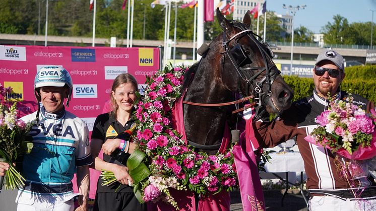Don Fanucci Zet med Örjan Kihlström, Ellinor Wennebring och Daniel Redén efter segern i Elitloppet 2021. Foto: TR Bild