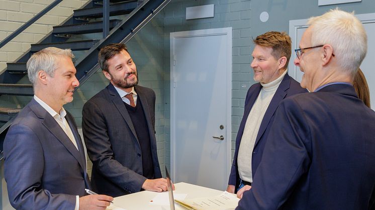 Huddinge Samhällsfastigheter hade i början av december besök av representanter från European Investment Bank (EIB) för samtal om investeringar i fastighetsbeståndet för minskad energianvändning och det EU bidrag som ska delfinansiera projektet.