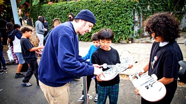 Skateboardlegendaren Steve Berra donerade skateboards och skateskor till barn vid en leksaksutdelning som organiserades av Scientology-kyrkans Celebrity Centre i Hollywood.