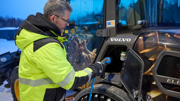 Stefan Hörnfeldt laddar Volvo L25 Electric