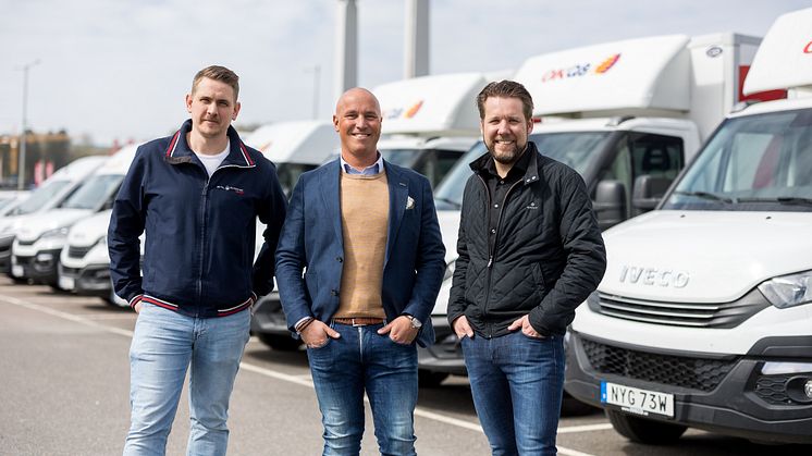 En av bensinstationerna som kommer hyra ut de 220 IVECO Daily som beställts är OKQ8 i Bäckebol där Christofer Olsson (t.v) är säljchef. Marcus Torin (mitten) är IVECO´s storkundsansvarig och Mattias Hagman Product & Fleet manager hos OKQ8.