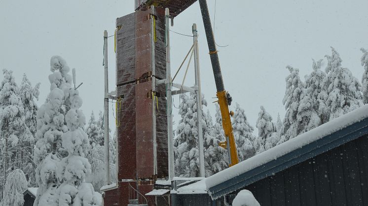 Efter en veckas förberedelser monterades trapphus och utsiktsplattformen ner den 18 december. Foto: Stefan Hamréus, Länsstyrelsen i Dalarnas län