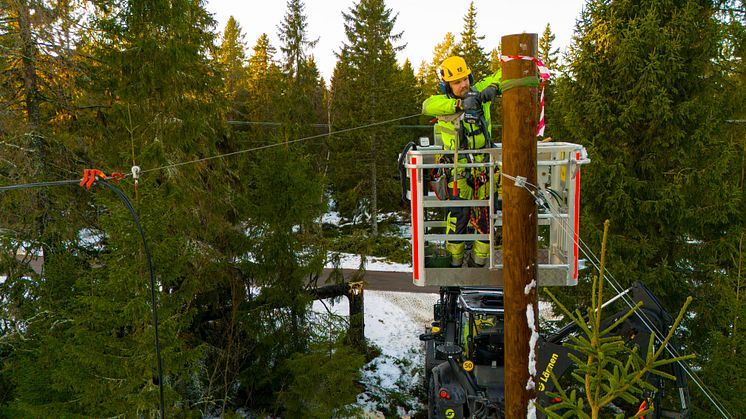 Isak Henriksson, distributionselektriker, är en av många medarbetare från Umeå Energi som arbetat intensivt för att åtgärda det omfattande strömavbrott som drabbade Umeåregionen natten mot den 21 november. Foto: Patrick Trägårdh