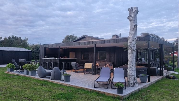 Nybygget terrasse og udekøkken, lavet af Madsen Byg.