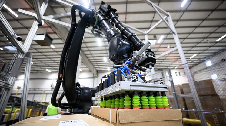 Att plocka tunga paket kan vara både enformigt och slitsamt. Men inte för en robot. 