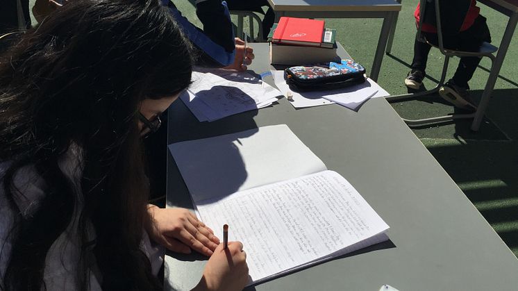 Klass 5a i Malmsjö skola i Botkyrka utanför Stockholm dokumenterar sin vardag. Foto: Hellen Hjelm/UR.