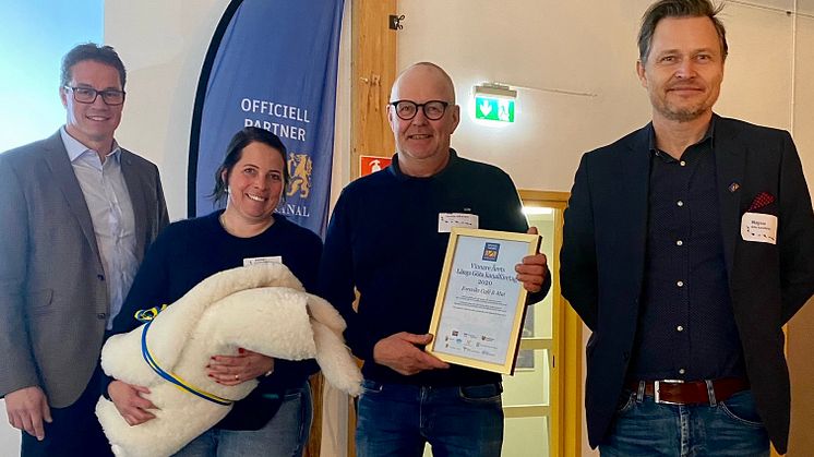 Vinnarna Jenny Larsson och Per Lagerroth på Forsvik Café och mat flankeras av kanalbolagets vd, Roger Altsäter och kanalbolagets marknads- och kommunikationschef Magnus Hollwin.