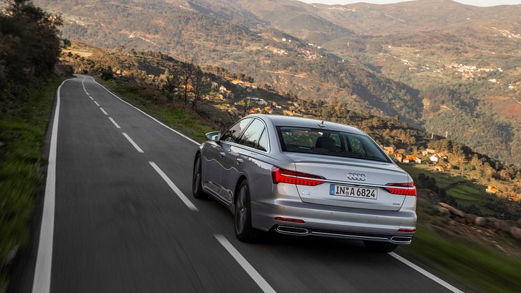 Audi A6 (florettsølv) bagfra dynamisk