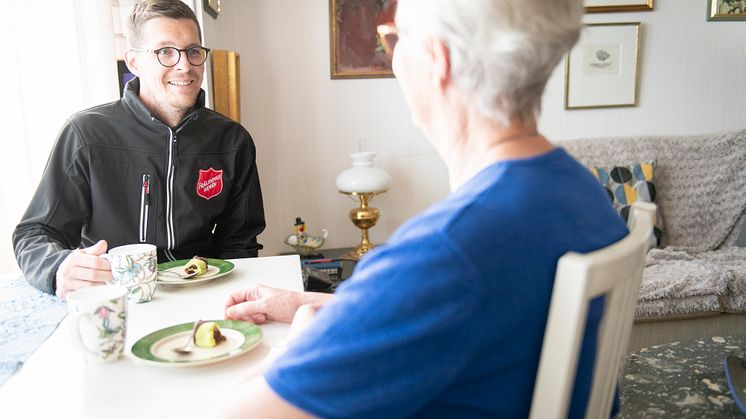 För äldre som har svårt att ta sig från sin bostad kan Frälsningsarmén göra hembesök då det bjuds på lite fika och en pratstund. 