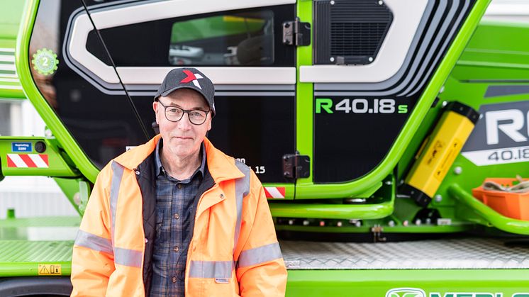 Maskinisten Urban Bäckström står framför företagets Merlo R40.18S.