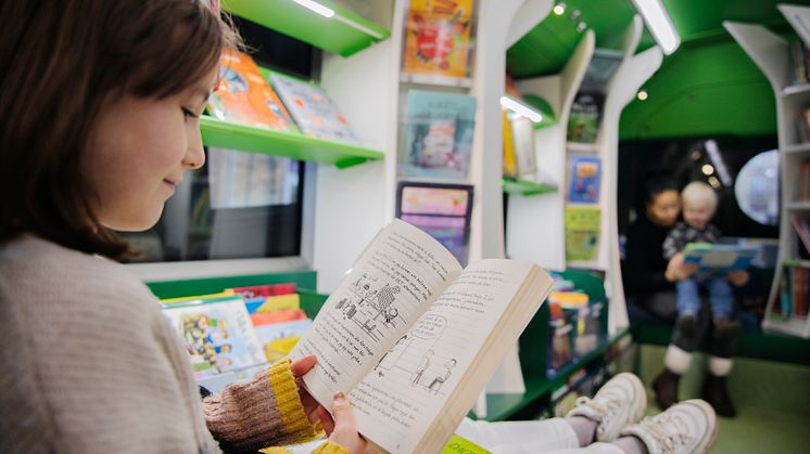 Bokbussen är en av platserna där barn och unga kunnat rösta på den bok de tycker ska vinna "Bästa boken". Foto: Lo Birgersson