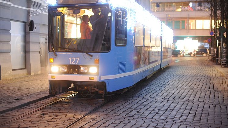 Juletrikken lyser opp Oslo i Desember, og nissen er flyttet inn på Valkyrie plass.