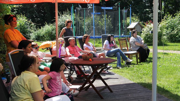 Fünftklässler führen ein Theaterstück im Kinderhospiz Bärenherz auf