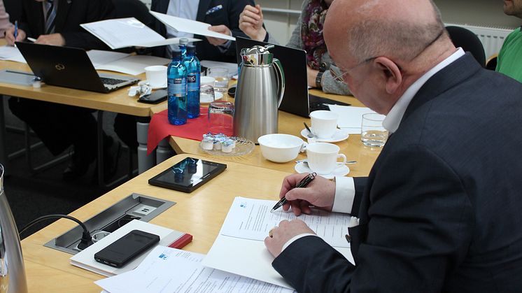 Präsident Prof. Dr. László Ungvári unterzeichnet die Zielvereinbarungen.