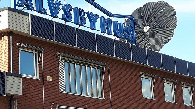 Älvsbyhus solcellspaneler på huvudkontoret i Älvsbyn