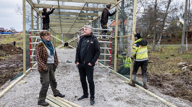 (Foto: Bildbyrån) På bilden syns Emma Billbäck, KFV Rättviks viltjour och Christer Blank, vd och delägare XL-BYGG Siljan