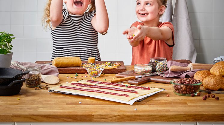 Et nyt børnebagekit skal gøre det let, praktisk og hyggeligt at kaste sig over hindbærsnitter, romkugler og cookies. Foto: PR.